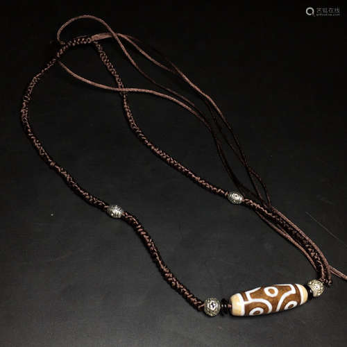 A TAINZHU DZI NECKLACE