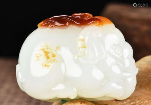 A HETIAN JADE CARVED MONKEY&ELEPHANT SHAPE PENDANT