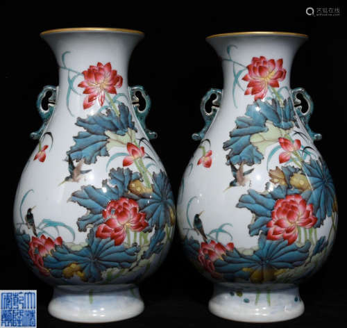 A FAMILLE ROSE GLAZE EAR VASE PAINTED WITH FLOWER AND BIRDS
