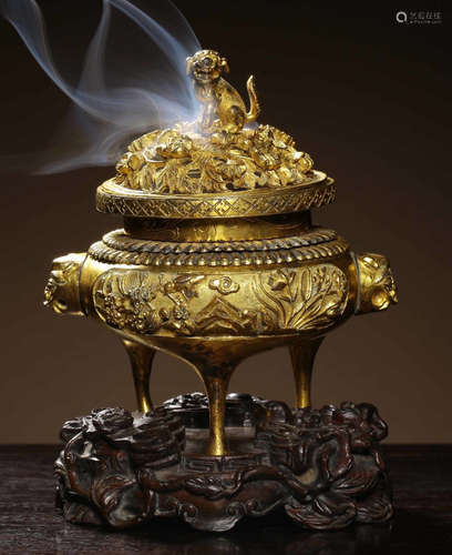 A GILT BRONZE CENSER CARVED WITH FLOWER PATTERN