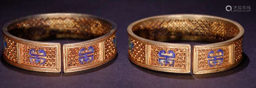 PAIR OF GILT SILVER BANGLE CARVED WITH FLOWER PATTERN