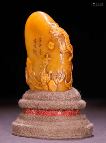 A TIANHUANG STONE PENDANT CARVED WITH DRAGON PATTERN