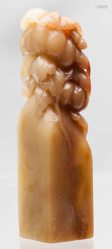 A YELLOW FURONG SOAPSTONE SQUIRREL PATTERN SEAL