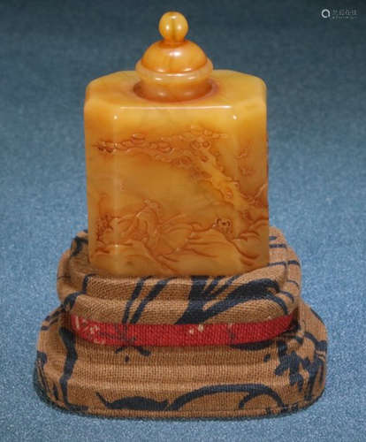 A SOAPSTONE SNUFF BOTTLE CARVED WITH FIGURE STORY