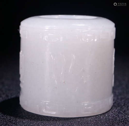 A HETIAN JADE RING CARVED WITHPATTERN