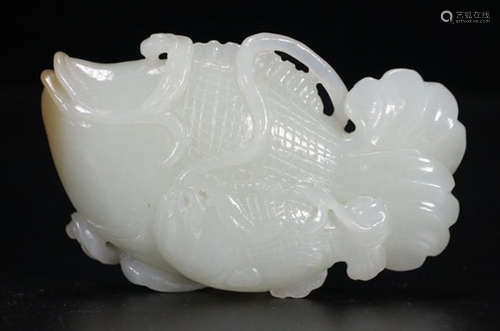 A HETIAN JADE CARVED FISH PENDANT