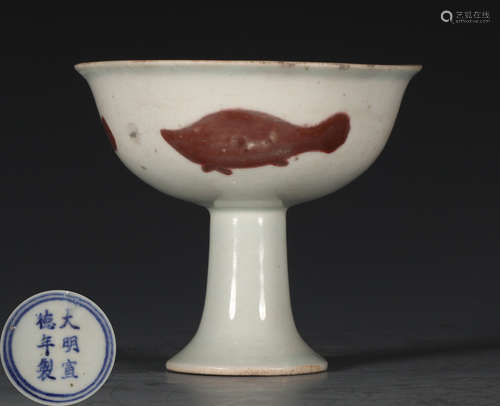 AN ALUM RED GLAZE BOWL PAINTED WITH FISH PATTERN