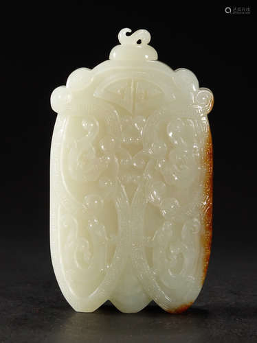 A HETIAN JADE SNUFF BOTTLE CARVED WITH FLOWER PATTERN