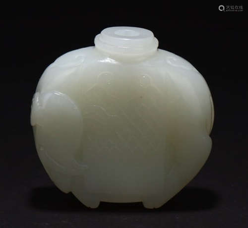 A HETIAN JADE CARVED SNUFF BOTTLE