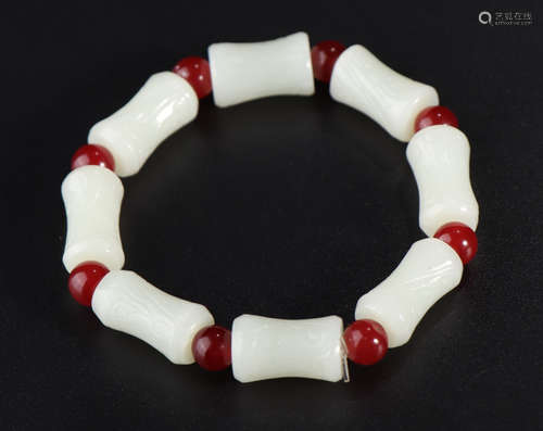 A HETIAN JADE STRING BRACELET WITH EIGHT BEADS