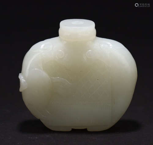 A HETIAN JADE CARVED SNUFF BOTTLE