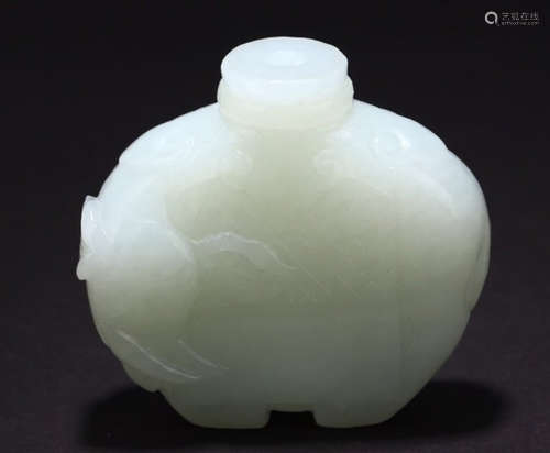 A HETIAN JADE CARVED SNUFF BOTTLE