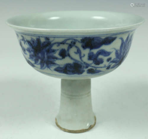 A BLUE & WHITE STEM CUP