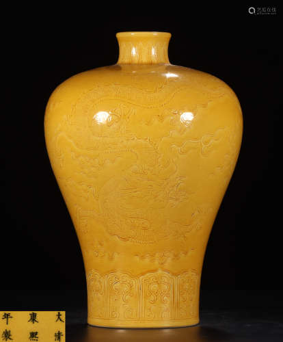 A YELLOW GLAZE VASE WITH DRAGON PATTERN