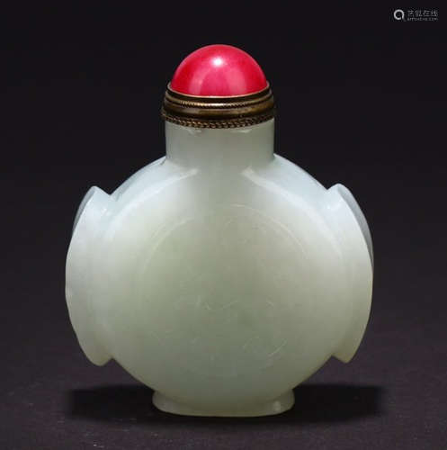 A HETIAN JADE CARVED SNUFF BOTTLE