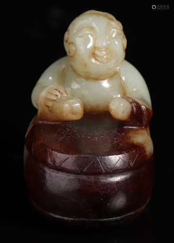 A HETIAN JADE FIGURE PENDANT