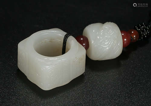 A HETIAN JADE PENDANT CARVED WITH PATTERN