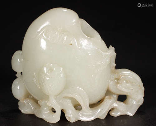 A HETIAN JADE ORNAMENT SHAPED WITH PEACH