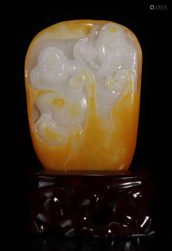 A HETIAN JADE PENDANT CARVED WITH BUDDHA