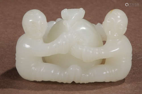 A HETIAN WHITE JADE FIGURE PENDANT