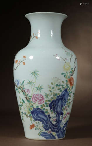 A FAMILLE ROSE GLAZE VASE PAINTED WITH FLOWER PATTERN