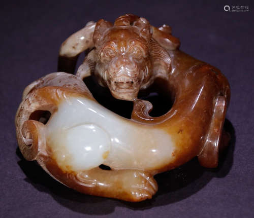 AN ANTIQUE JADE PENDANT SHAPED WITH BEAST