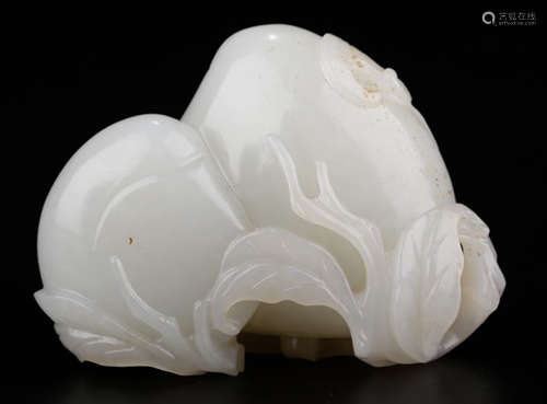 A HETIAN WHITE JADE PENDANT SHAPED WITH PEACH