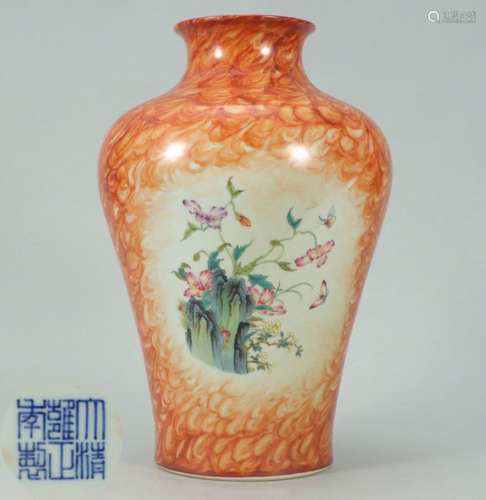 A FAMILLE ROSE GLAZE VASE WITH FLOWER PATTERN