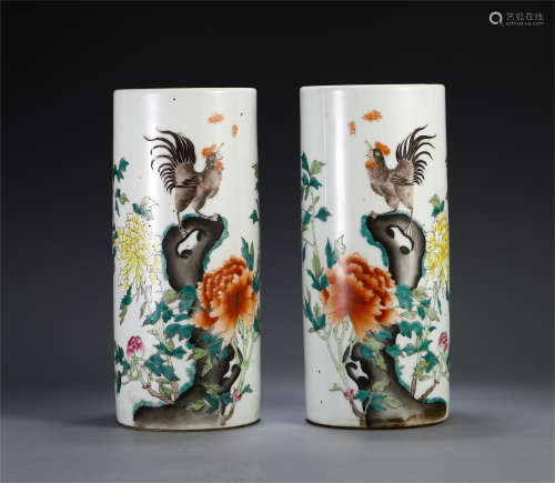 A PAIR OF CHINESE WUCAI PORCELAIN FLOWER ROOSTER BRUSH POT