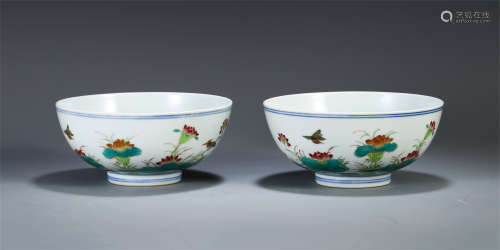 A PAIR OF CHINESE FAMILLE ROSE FLOWER BOWLS