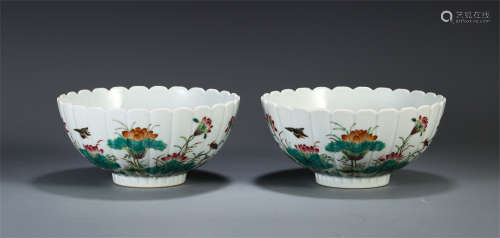 PAIR OF CHINESE WUCAI PORCELAIN FLOWER BIRD OGEE FORM BOWLS