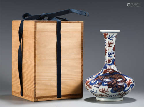 CHINESE BLUE AND WHITE RED UNDER GLAZE BOTTLE VASE