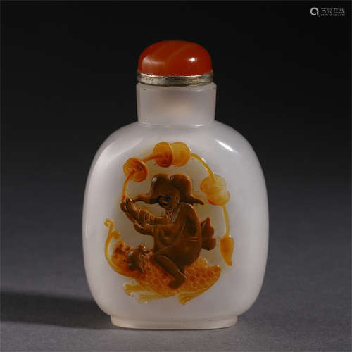CHINESE AGATE AND RUBY OVERLAY GLASS 'BEAST'SNUFF BOTTLE