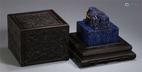 CHINESE LAPIS CARVED RECUMBENT BEAST KNOB SEAL