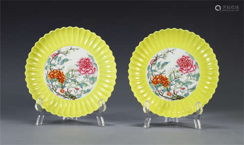 A PAIR OF CHINESE YELLOW GLAZE PORCELAIN FLOWER VIEWS PLATE