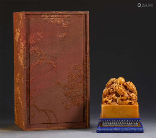 CHINESE TIANHUANG INSCRIBED WITH DRAGON KNOB SEAL IN BOX CASE
