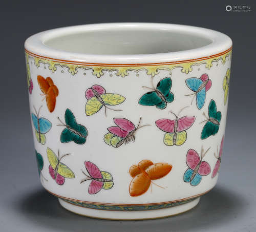 A SMALL CHINESE WUCAI PORCELAIN INSECTS PATTERN JAR