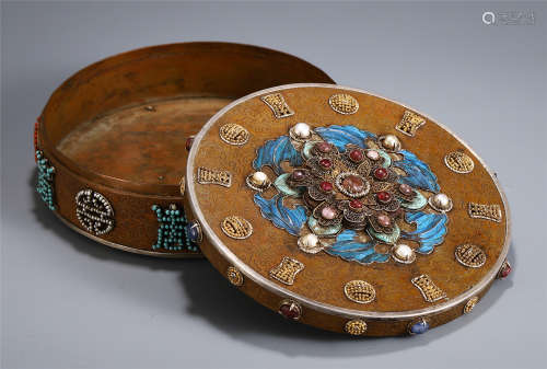 CHINESE BRONZE INLAID SILVER LIDDED BOX WITH KINGFISHER FEATHER