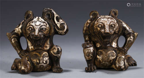 A PAIR OF CHINESE BRONZE INLAID SILVER BEAST TABLE ITEM