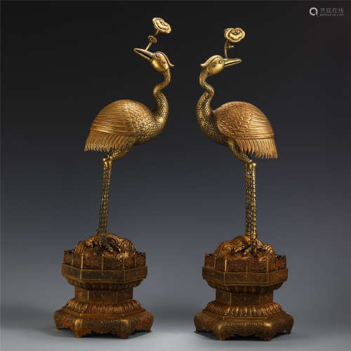 A PAIR OF LARGE CHINESE GILT BRONZE CRANE SHAPED TABLE ITEM