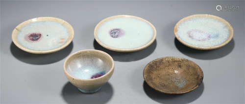 FIVE OF CHINESE CELADON GLAZE CUP AND DISH