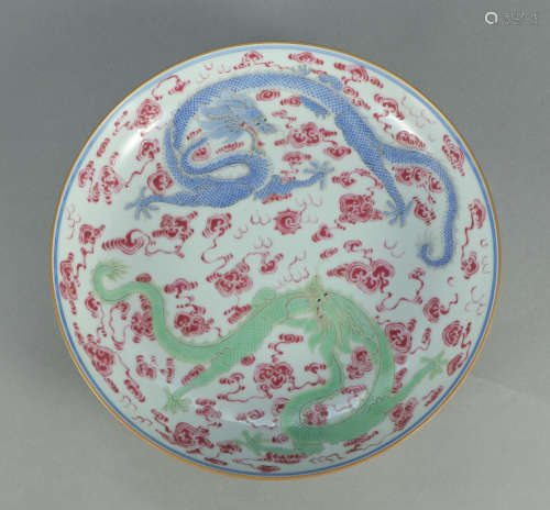 A CHINESE FAMILLE ROSE PORCELAIN DRAGON PATTERN PLATE