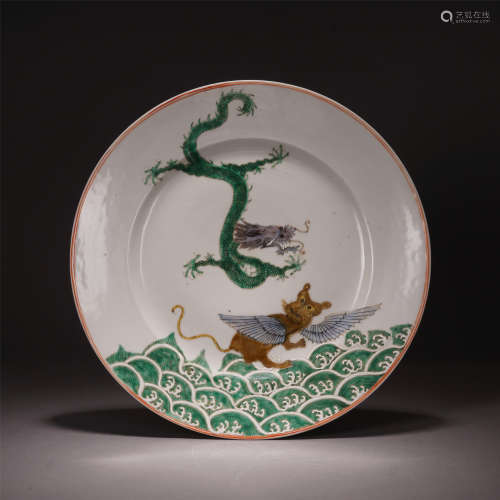A CHINESE WUCAI PORCELAIN DRAGON AND TIGER PATTERN VIEWS PLATE