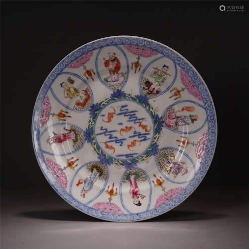 A CHINESE WUCAI PORCELAIN EIGHT IMMORTALS FIGURE AND STORY PLATE