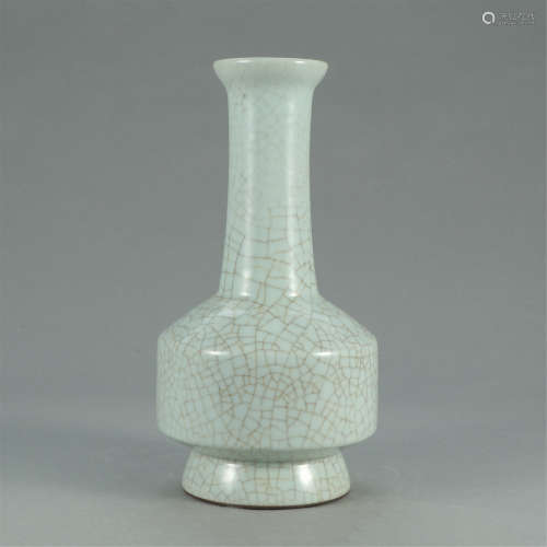 A CHINESE CRACKED PATTERN GE GLAZE PORCELAIN SKIMMING BOTTLE VASE