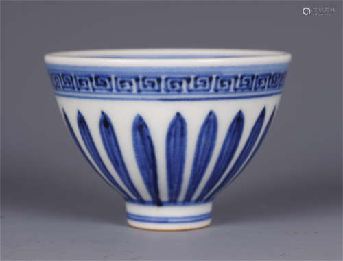 A CHINESE BULE AND WHITE PORCELAIN CUP