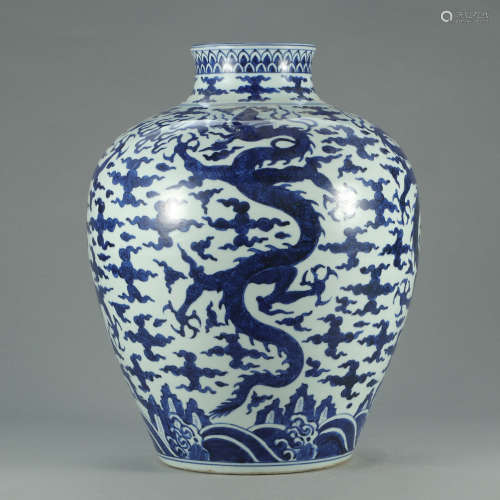 A CHINESE BLUE AND WHITE PORCELAIN CLOUD DRAGON PATTERN JAR