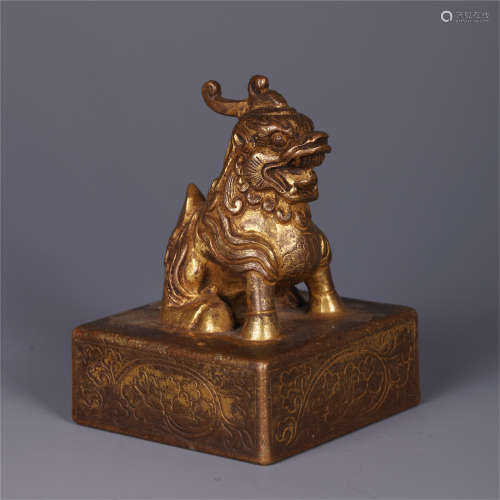 A CHINESE BEAST HADLE GILT BRONZE SEAL