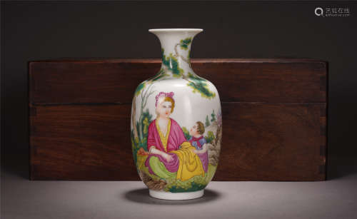 A CHINESE WUCAI PORCELAIN WESTERN FIGURE STORY VIEWS VASE