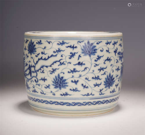 A CHINESE BLUE AND WHITE PORCELAIN ENTWINE BRANCHES LOTUS PATTERN JAR